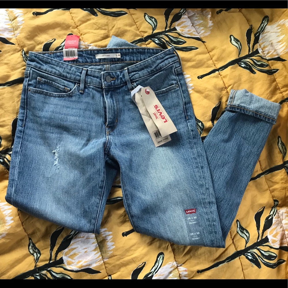 NWT Levi distressed skinny jeans